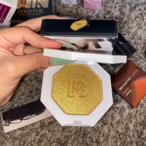 FentyBeauty Highlighter ( Trophy Wife )